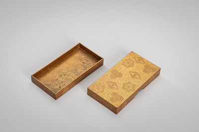 Lot 1563 - A FINE LACQUER KOGO (INCENSE BOX) AND COVER WITH MON CRESTS
