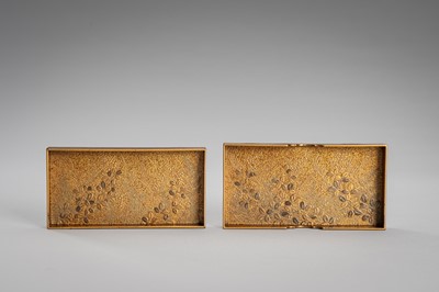 Lot 1563 - A FINE LACQUER KOGO (INCENSE BOX) AND COVER WITH MON CRESTS