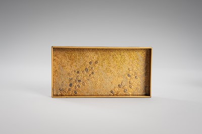 Lot 1563 - A FINE LACQUER KOGO (INCENSE BOX) AND COVER WITH MON CRESTS