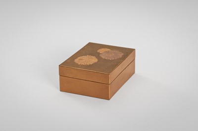 Lot 107 - A SMALL GOLD LACQUER KOGO (INCENSE BOX) WITH CHRYSANTHEMUMS