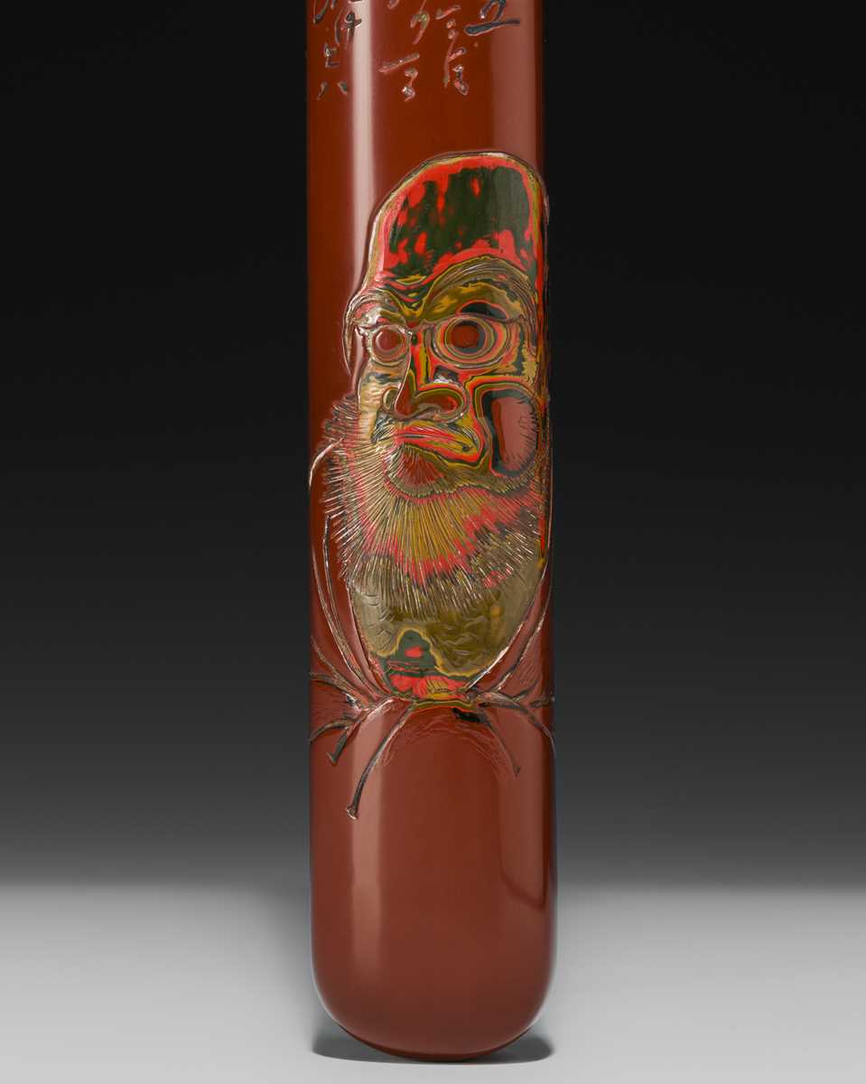 A FINE GURI LACQUER WOOD KISERUZUTSU (PIPE CASE) OF DARUMA, DATED 1922