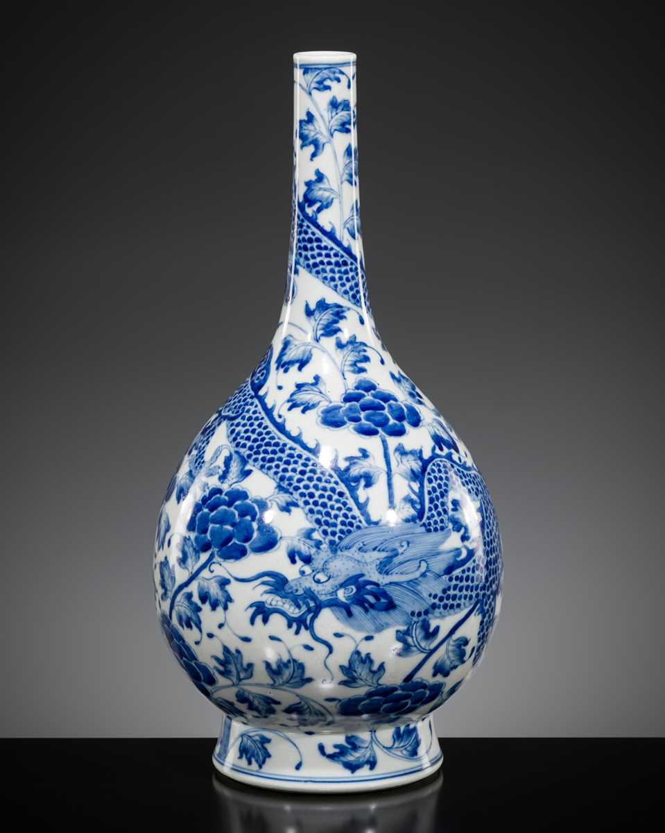 A LARGE BLUE AND WHITE ‘DRAGON’ BOTTLE VASE, 19TH CENTURY