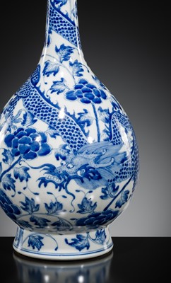 A LARGE BLUE AND WHITE ‘DRAGON’ BOTTLE VASE, 19TH CENTURY