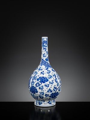 A LARGE BLUE AND WHITE ‘DRAGON’ BOTTLE VASE, 19TH CENTURY