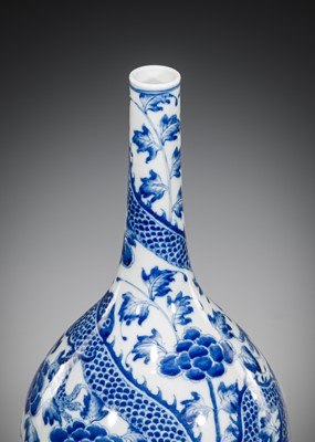 A LARGE BLUE AND WHITE ‘DRAGON’ BOTTLE VASE, 19TH CENTURY