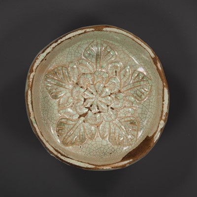 Lot 555 - A CELADON CRACKLE-GLAZED AND CARVED ‘FLOWERHEAD’ BOWL, MING DYNASTY