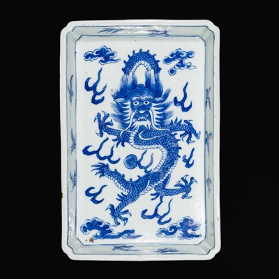 Lot 262 - A RARE BLUE AND WHITE ‘DRAGON’ TRAY, 16TH - 17TH CENTURY