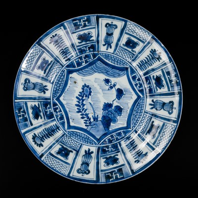 Lot 259 - A BLUE AND WHITE ‘KRAAK’ DISH, WANLI PERIOD