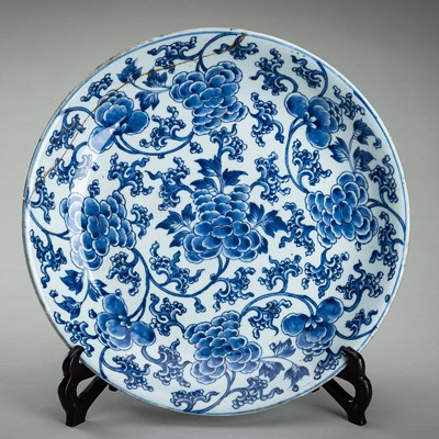 Lot 891 - A LARGE BLUE AND WHITE PORCELAIN DISH WITH PEONY BLOSSOMS, KANGXI PERIOD