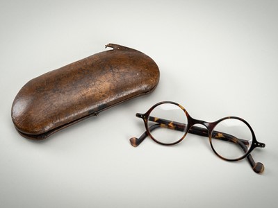 Lot 1872 - A PAIR OF TORTOISESHELL GLASSES WITH LEATHER CASE