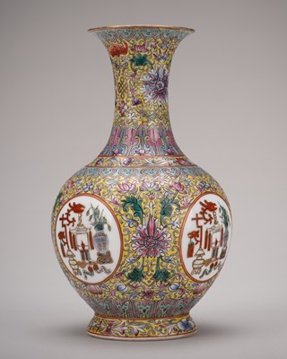 Lot 1228 - A YELLOW-GROUND FAMILLE ROSE ‘ORNATE VASES’ VASE, REPUBLIC PERIOD