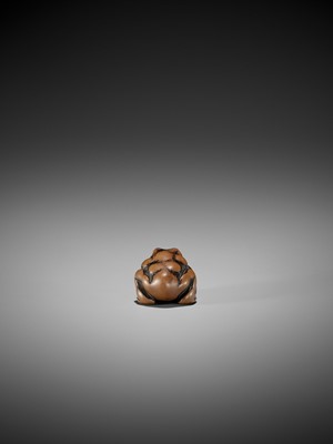 Lot 17 - AN EARLY WOOD NETSUKE OF A TOAD