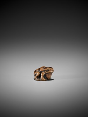 Lot 17 - AN EARLY WOOD NETSUKE OF A TOAD