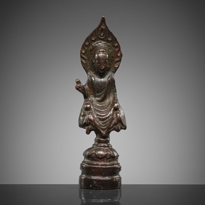 Lot 714 - A SMALL BRONZE FIGURE OF BUDDHA SHAKYAMUNI, TANG DYNASTY