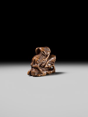 Lot 208 - SHOZAN: AN EARLY EDO SCHOOL WOOD NETSUKE OF A WARRIOR ON HORSEBACK