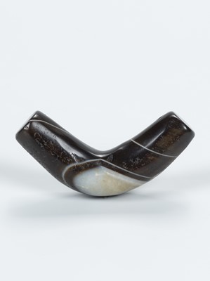 Lot 1803 - A BOW-SHAPED HIMALAYAN AGATE BEAD, 19TH CENTURY OR EARLIER