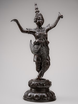 Lot 1061 - A THAI BRONZE FIGURE OF AN APSARA DANCER