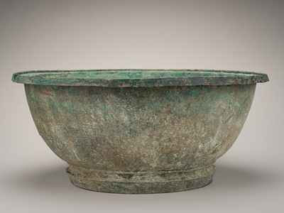 Lot 1028 - A VERY LARGE THAI BRONZE RITUAL BASIN, ANGKOR PERIOD, 12th CENTURY