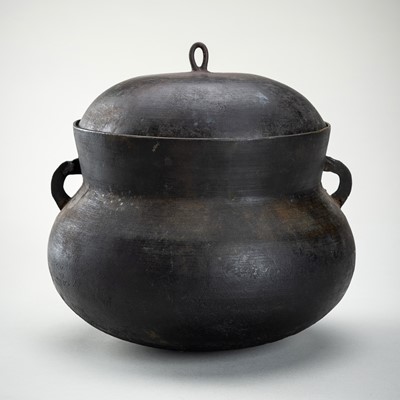 Lot 1033 - A LIDDED BRONZE CAULDRON, THAILAND, 15th–17th CENTURY