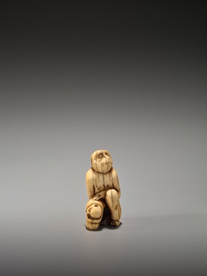 Lot 18 - A RARE AND EARLY IVORY NETSUKE OF A MONKEY WITH YOUNG