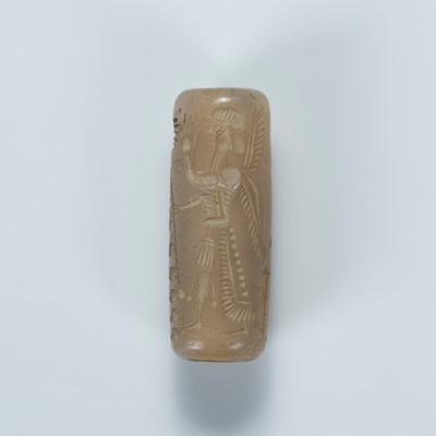 Lot 2073 - A HARDSTONE CYLINDER SEAL WITH A FIGURAL SCENE