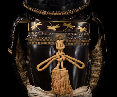 Lot 143 - A SUPERB SUIT OF ARMOR (YOROI) WITH MATCHING DRAGONFLY EMBLEMS AND A SUJIBACHI KABUTO BY MYOCHIN MUNEKATA