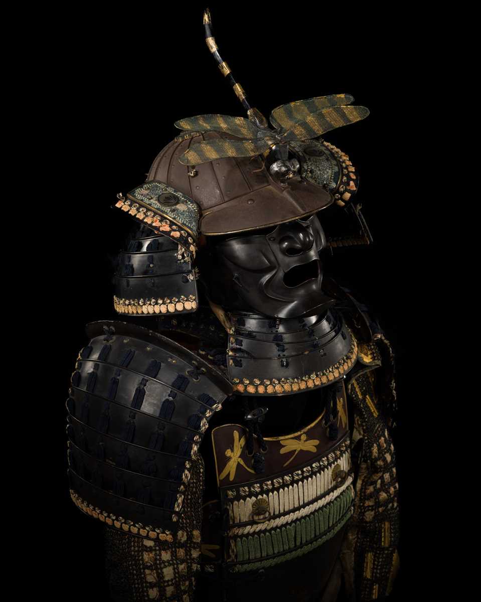 Lot 143 - A SUPERB SUIT OF ARMOR (YOROI) WITH MATCHING DRAGONFLY EMBLEMS AND A SUJIBACHI KABUTO BY MYOCHIN MUNEKATA