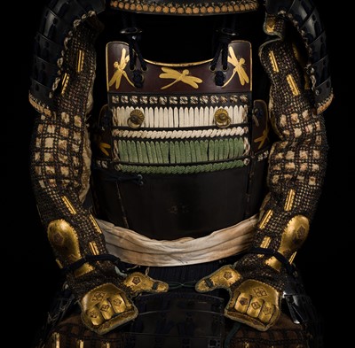 Lot 143 - A SUPERB SUIT OF ARMOR (YOROI) WITH MATCHING DRAGONFLY EMBLEMS AND A SUJIBACHI KABUTO BY MYOCHIN MUNEKATA