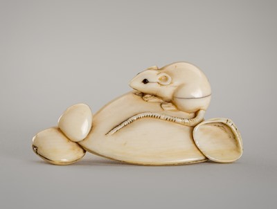 Lot 1400 - AN IVORY NETSUKE OF A RAT ON HAMAGURI CLAMS