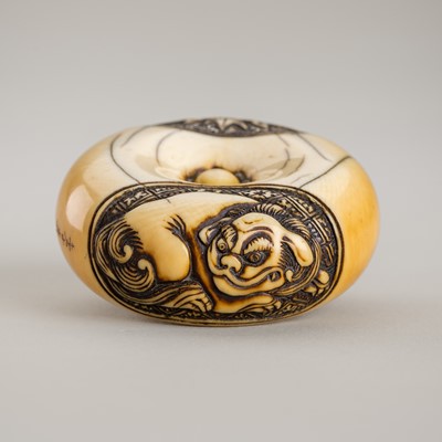 Lot 1284 - A LARGE AND SIGNED IVORY MANJU NETSUKE WITH SHISHI AND PEONY