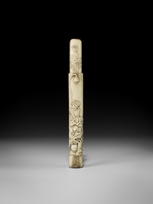 Lot 46 - A FINE ANTLER KISERUZUTSU WITH A CRAB AND LOTUS