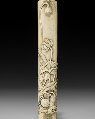 Lot 46 - A FINE ANTLER KISERUZUTSU WITH A CRAB AND LOTUS