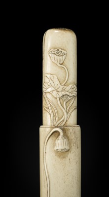 Lot 46 - A FINE ANTLER KISERUZUTSU WITH A CRAB AND LOTUS