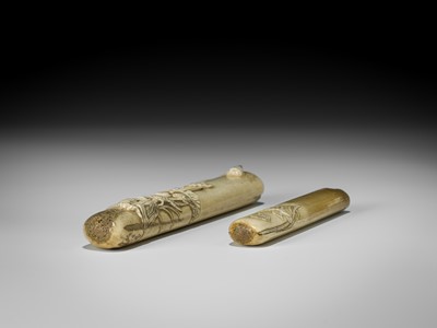 Lot 46 - A FINE ANTLER KISERUZUTSU WITH A CRAB AND LOTUS