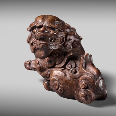 Lot 185 - A RARE ITTOBORI WOOD NETSUKE OF A SHISHI STATUE, ATTRIBUTED TO MORIKAWA TOEN