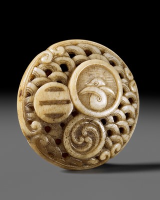 Lot 320 - A SUPERB ANTLER RYUSA MANJU NETSUKE WITH KAMON, ATTRIBUTED TO OZAKI KOKUSAI