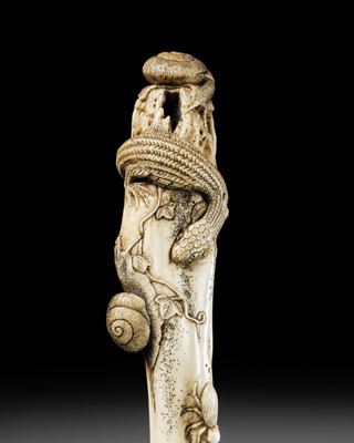 Lot 311 - A FINE ANTLER CANE HANDLE OF A ROTTEN TREE TRUNK WITH SNAILS AND A LIZARD