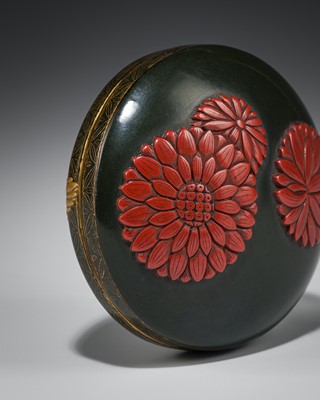 Lot 352 - AN UNUSUAL TSUISHU-INLAID GREEN LACQUER MANJU NETSUKE WITH KIKU BLOSSOMS