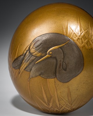 Lot 355 - A GOLD LACQUER MANJU NETSUKE DEPICTING A HERON