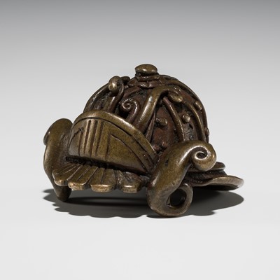 Lot 1239 - A RARE SENTOKU ASHTRAY NETSUKE OF A KABUTO