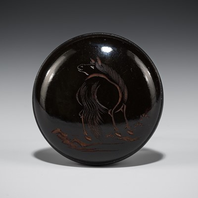 Lot 351 - GESSAN: A ROIRO LACQUER MANJU NETSUKE DEPICTING A HORSE