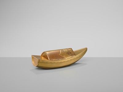 A FINE GOLD LACQUER KOGO (INCENSE BOX) AND COVER IN THE FORM OF A BOAT