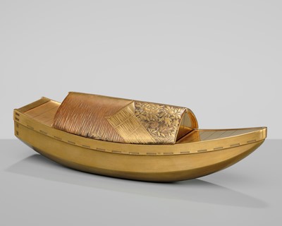 Lot 314 - A FINE GOLD LACQUER KOGO (INCENSE BOX) AND COVER IN THE FORM OF A BOAT