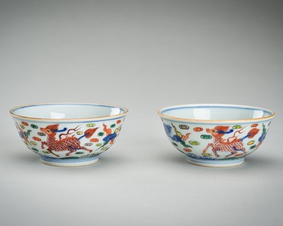 Lot 1765 - A PAIR OF WANLI STYLE WUCAI PORCELAIN BOWLS WITH QILIN AND HORSE