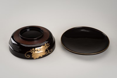 Lot 141 - A FINE LOT WITH SEVEN LACQUER ITEMS