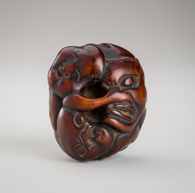 Lot 1435 - A WOOD ASHTRAY NETSUKE OF A CLUSTER OF MASKS