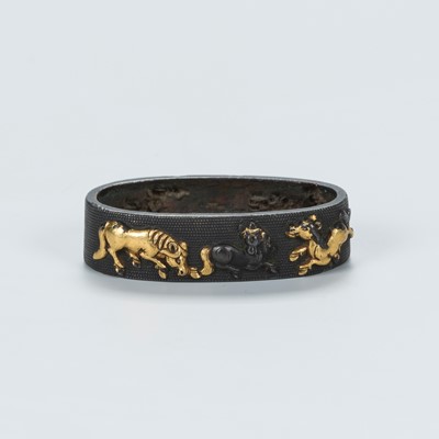 Lot 1642 - A FUCHI WITH HORSES