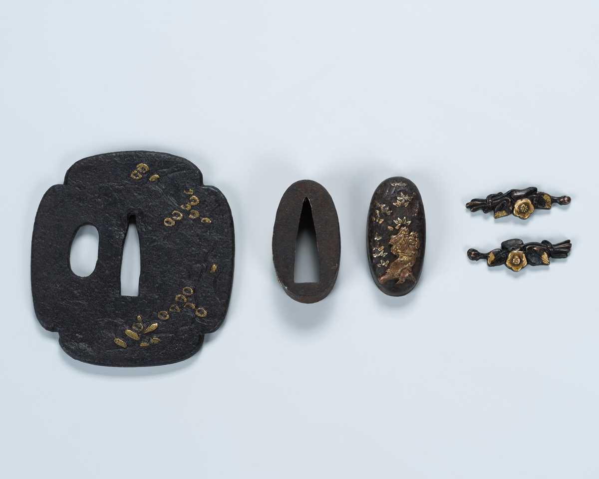 Lot 1697 - A SET OF SWORD FITTINGS WITH A TSUBA, A