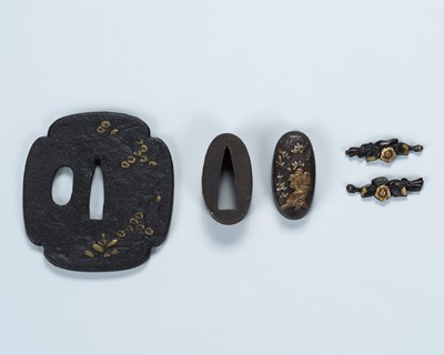 Lot 1509 - A SET OF SWORD FITTINGS WITH A TSUBA, A FUCHI AND KASHIRA AND A MENUKI PAIR