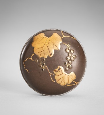 Lot 1762 - A FINE LACQUERED MANJU NETSUKE WITH GRAPE VINES AND LEAVES